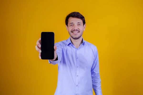 Elinde Cep Telefonu Olan Yakışıklı Bir Adam — Stok fotoğraf