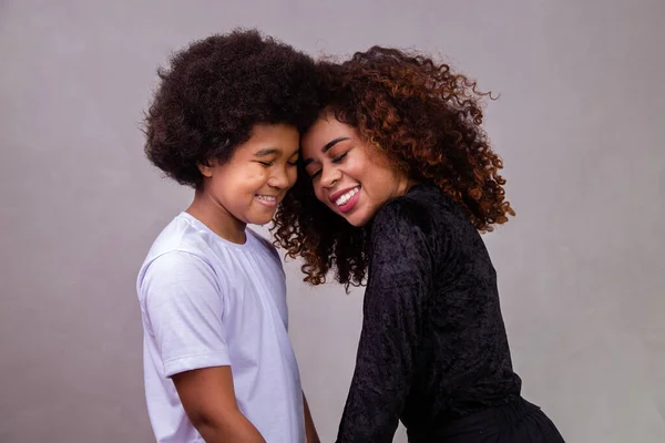 Porträtt Ung Afroamerikansk Mor Med Småbarn Son Grå Bakgrund Brasiliansk — Stockfoto