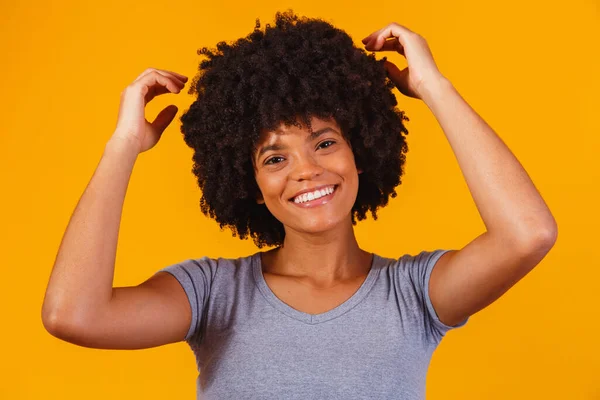 Όμορφη Αφροαμερικανή Αφρο Χτένισμα Που Χαμογελάει Γυναίκα Μαύρα Μαλλιά Δύναμη — Φωτογραφία Αρχείου