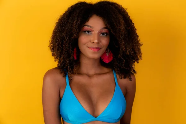 Vacker Afro Tjej Med Lockigt Hår Och Bikini Leende Vid — Stockfoto