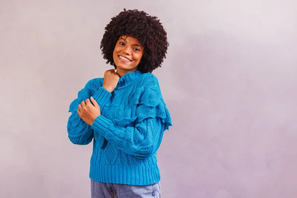 Afro Kvinna Klädd För Vintern — Stockfoto