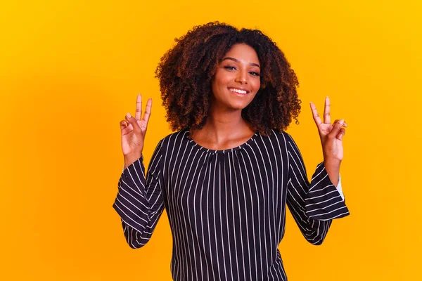 Afro Mujer Haciendo Signo Con Las Manos Chica Afro Feliz — Foto de Stock
