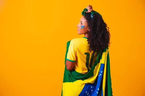 ブラジルのファン 肖像画にブラジルの国旗 黄色の背景にサッカーやサッカーの試合を祝うブラジルのファンを身に着けている ブラジルの色 ワールドカップ — ストック写真