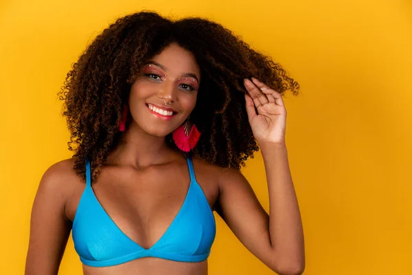 Belle Afro Girl Aux Cheveux Bouclés Bikini Sourire Caméra — Photo
