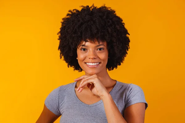美丽的非洲裔美国女孩 有着非洲式的笑容 — 图库照片