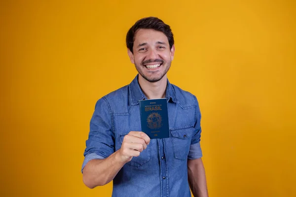Pasaportu Olan Genç Bir Adam — Stok fotoğraf