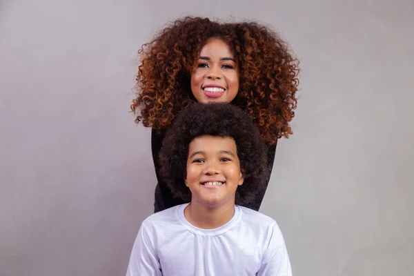 黒のパワースタイルの髪の母と息子 — ストック写真