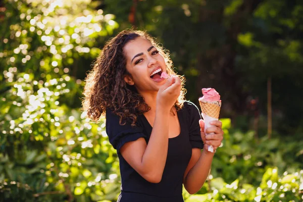 快乐的非洲女人在公园里吃冰淇淋 — 图库照片