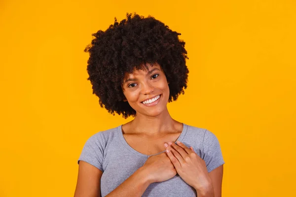 Dankbare Hoopvolle Gelukkige Zwarte Vrouw Houdt Handen Borst Gevoel Blij — Stockfoto