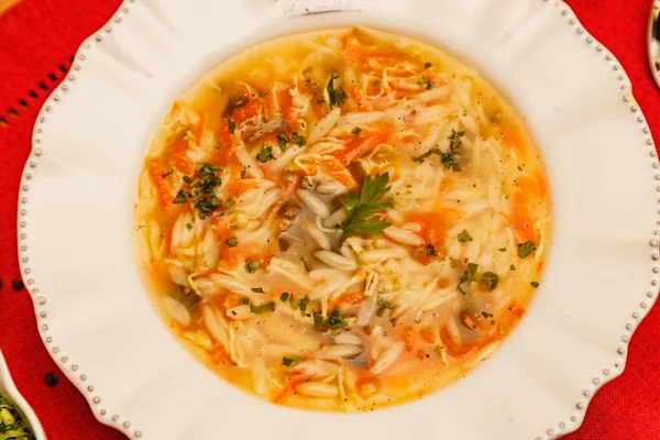 マニオック チキン ジャガイモとご飯 美食と冬の食べ物とおいしい伝統的なチキンスープ — ストック写真