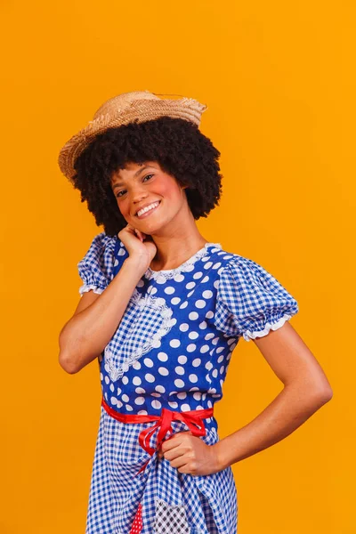 ブラジルのアフロ女性は黄色の背景にフェスタJuninaのための典型的な服を着て — ストック写真