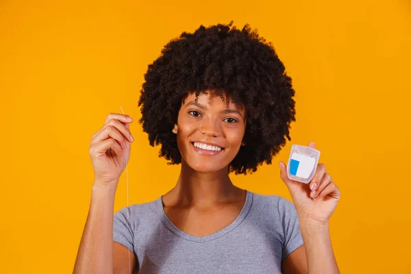 Una Mujer Afro Usando Hilo Dental Concepto Salud Oral — Foto de Stock