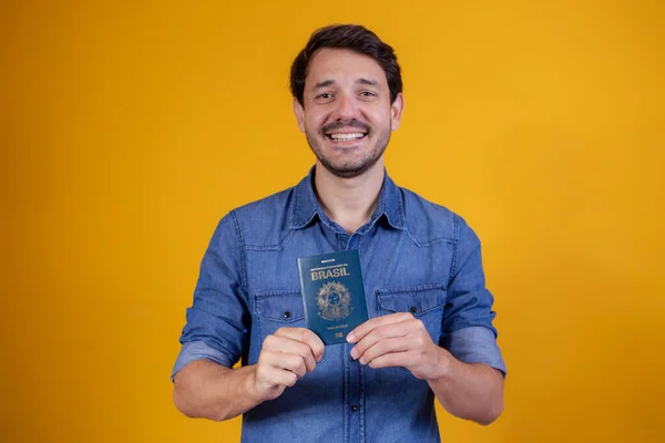 Jeune Homme Titulaire Passeport — Photo