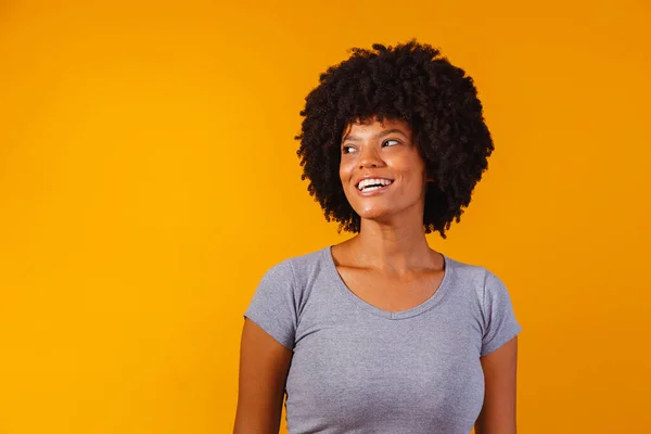 Schöne Afrikanisch Amerikanische Mädchen Mit Einer Afro Frisur Lächeln — Stockfoto
