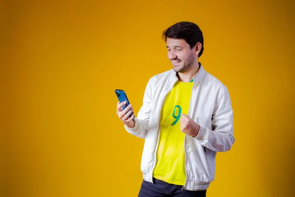 Brezilya Futbol Takımının Destekçisi Bir Golü Akıllı Telefonu Izleyerek Kutluyor — Stok fotoğraf