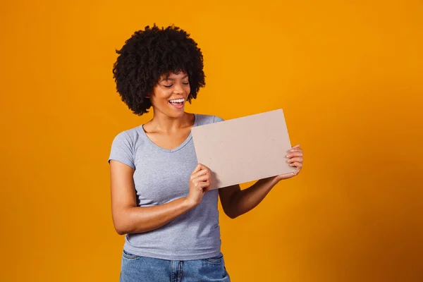 女人表现空的板 广告牌 黑色星期五 微笑的女人举着空的广告横幅 准备好你的文字 销售和折扣 季节性销售 — 图库照片