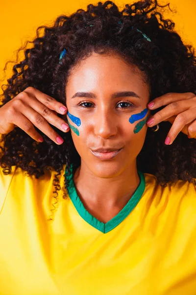 ブラジルのファン 絵の具を化粧としてサッカーやサッカーの試合を黄色の背景で祝うブラジルのファン ブラジルの色 — ストック写真
