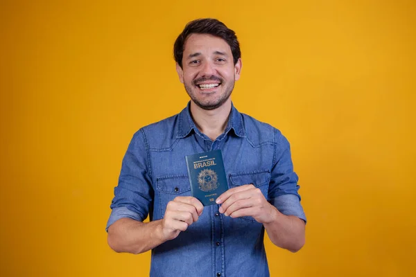 Joven Portador Pasaporte —  Fotos de Stock
