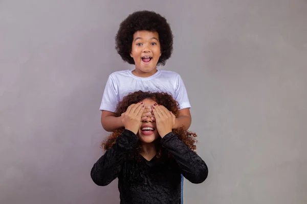 非裔美国男孩抱着他的母亲闭上眼睛 灰色背景 母亲节 巴西家庭 — 图库照片