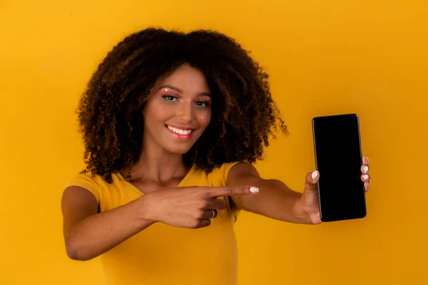 Afro Kvinna Med Lockigt Hår Pekar Mobiltelefon Gul Bakgrund — Stockfoto