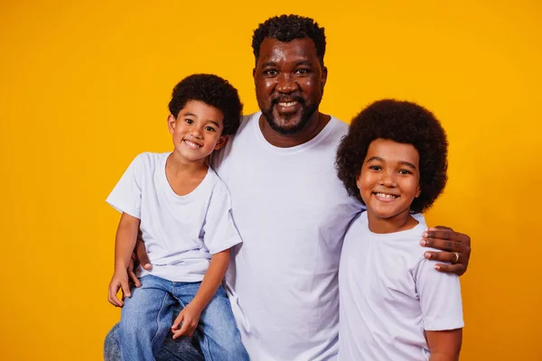 Портрет Афроамериканского Отца Своими Чёрными Детьми Жёлтом Фоне День Отца — стоковое фото