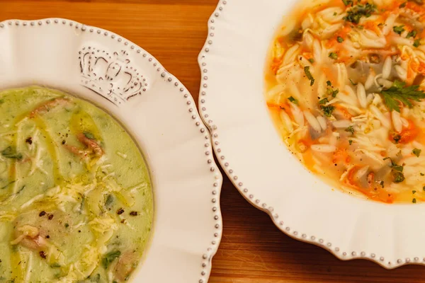 美味しくておいしいチキンスープ マニコック チキン ジャガイモ ピューレ スープとスープと伝統的なチキンスープ 美食と冬の食べ物 — ストック写真
