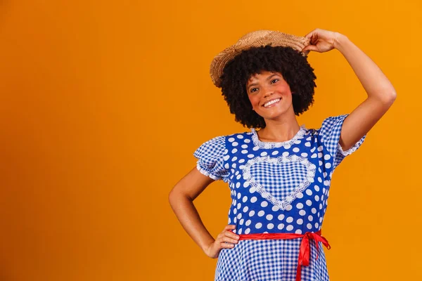 Бразильская Афро Женщина Типичной Одежде Festa Junina Желтом Фоне — стоковое фото