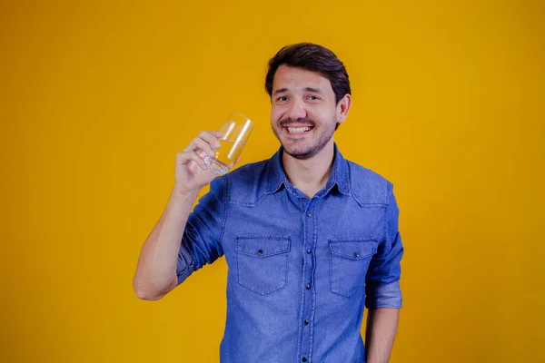 Man Drinkwater Gele Achtergrond — Stockfoto