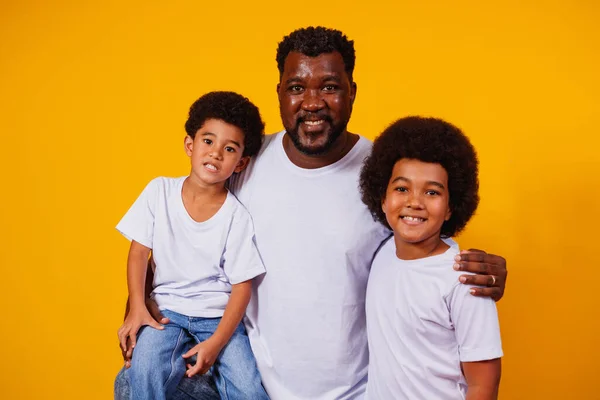 黄色の背景に黒人の子供とアフリカ系アメリカ人の父親の肖像画 父の日 — ストック写真