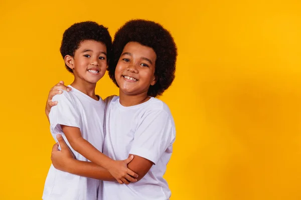Afrikaanse Broeders Gele Achtergrond Broederdag — Stockfoto