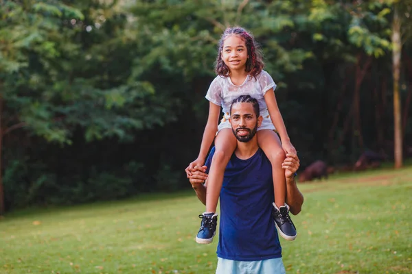公園のアフロの父と娘 — ストック写真