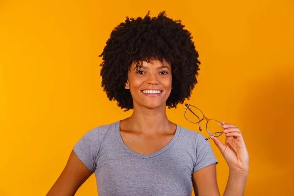 Afro Donna Con Gli Occhiali Sorridente Alla Fotocamera — Foto Stock