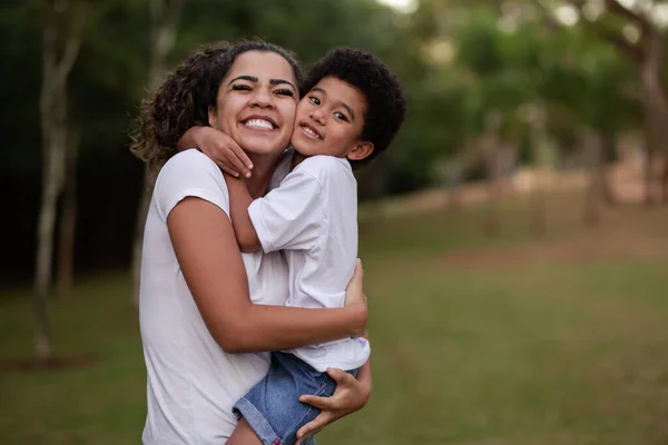 カメラで笑っている公園の母親とアフロの息子 — ストック写真