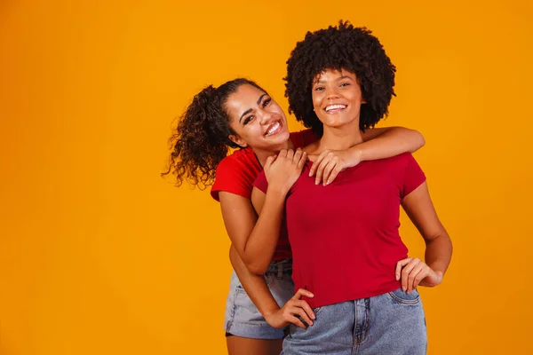 Genç Güzel Mutlu Afro Kadın Arkadaşlar Kameraya Gülümsüyor — Stok fotoğraf