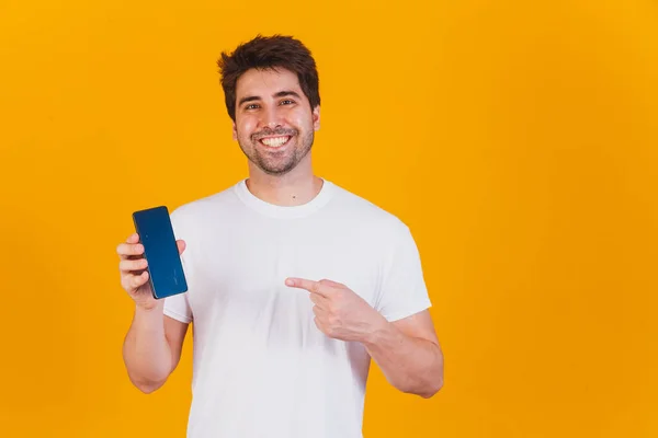 Knappe Man Met Mobiele Telefoon Handen Wijzend Met Ruimte Voor — Stockfoto