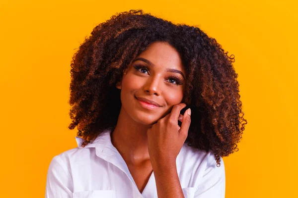 Vacker Afrikansk Amerikansk Flicka Med Afro Frisyr — Stockfoto