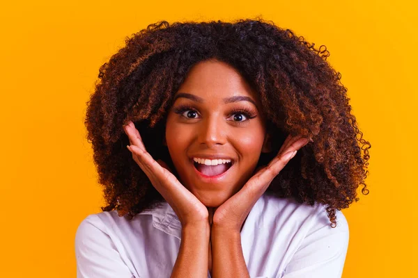 Mooi Afrikaans Amerikaans Meisje Met Een Afro Kapsel — Stockfoto