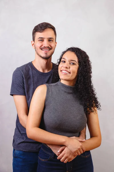 Jovem Casal Amantes Apaixonados Fundo Cinza Dia Dos Namorados — Fotografia de Stock