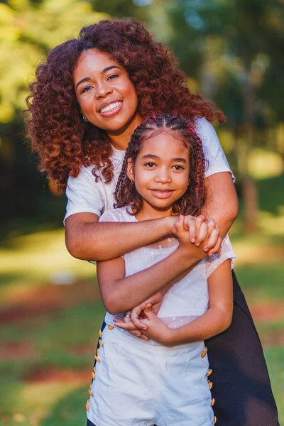 公園で母親と娘のアフロ 母の日のコンセプト — ストック写真
