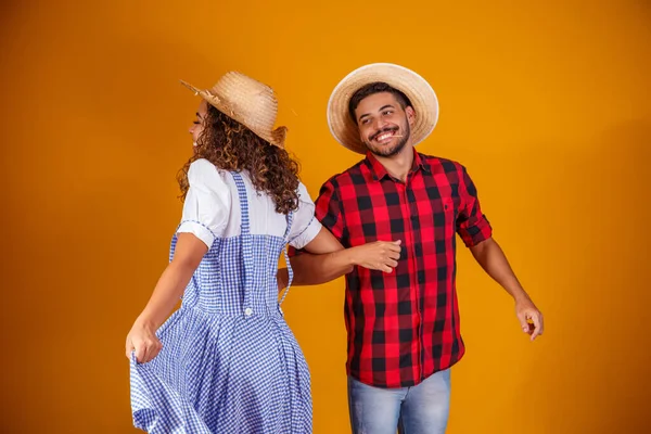Brasilianska Par Bär Traditionella Kläder För Festa Junina Juni Festival — Stockfoto