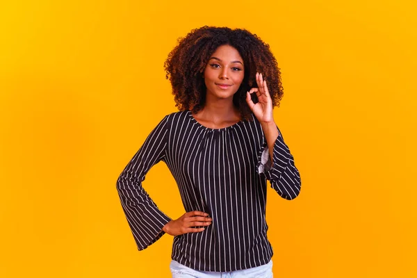Güzel Kıvırcık Saçlı Kız Işaretini Kullanıyor Sarı Arka Plan Afro — Stok fotoğraf