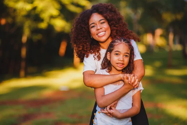 公園で母親と娘のアフロ 母の日のコンセプト — ストック写真