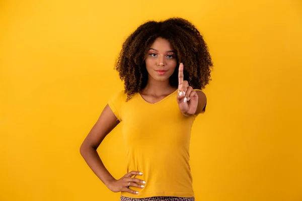 Afro Kobieta Nie Robi Żadnego Gestu Palcem — Zdjęcie stockowe