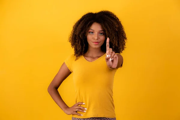 Afro Mujer Haciendo Ningún Gesto Con Dedo — Foto de Stock