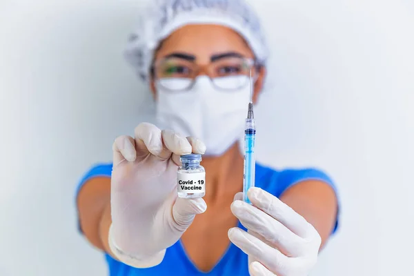 Covid Vaccin Forskares Händer Kvinnlig Läkare Håller Sprutan Och Flaskan — Stockfoto