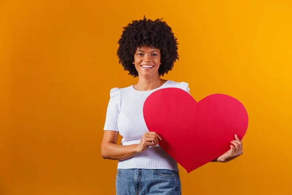 Foto Retrato Sorrindo Afro Mulher Segurando Grande Cartão Coração Vermelho — Fotografia de Stock