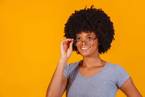 Αφρο Γυναίκα Γυαλιά Χαμογελώντας Στην Κάμερα — Φωτογραφία Αρχείου