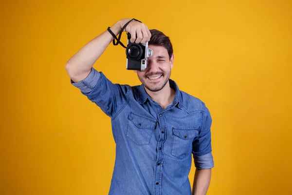 Leuke Fotograaf Gele Achtergrond Man Met Een Fotocamera — Stockfoto