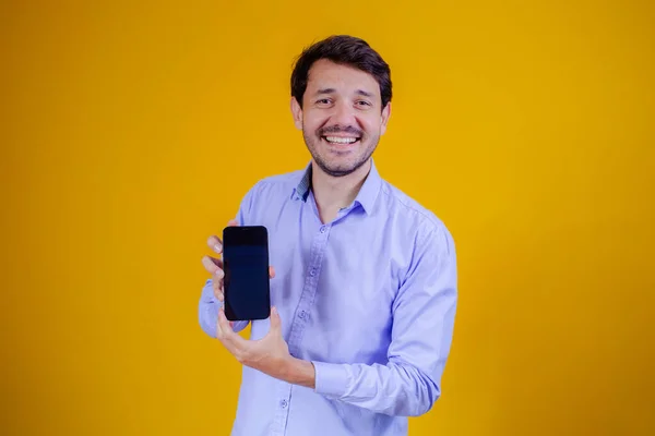 Knappe Man Met Mobiele Telefoon Handen Wijzend Met Ruimte Voor — Stockfoto