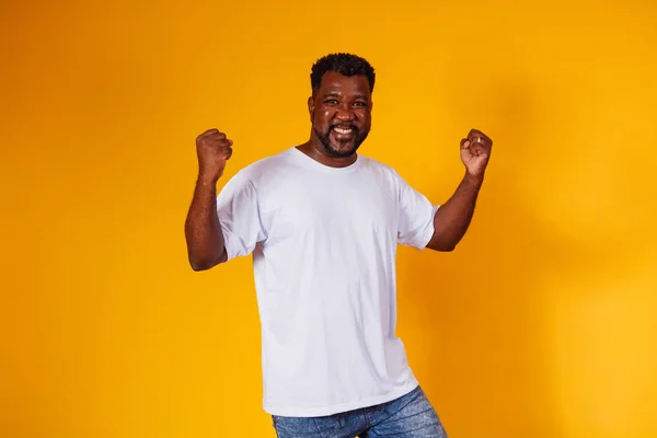 Afro Mann Daumen Hoch Vor Gelbem Hintergrund Afroamerikaner Feiern Sieg — Stockfoto